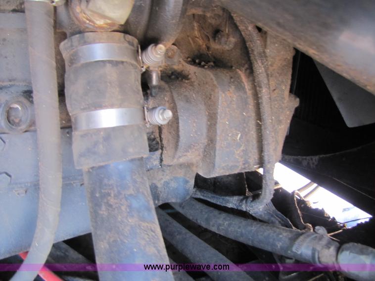 image for item 3498 1998 Gleaner R72 4WD combine