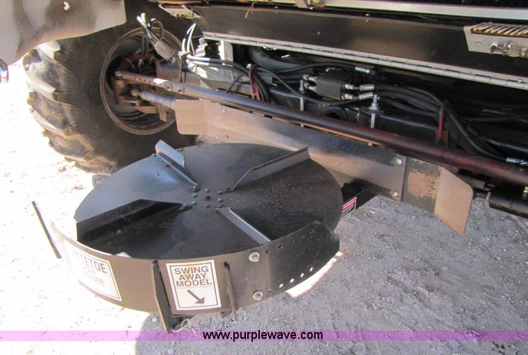 image for item 3498 1998 Gleaner R72 4WD combine