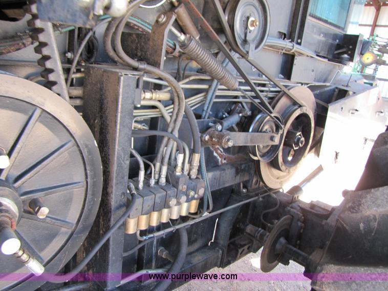 image for item 3498 1998 Gleaner R72 4WD combine