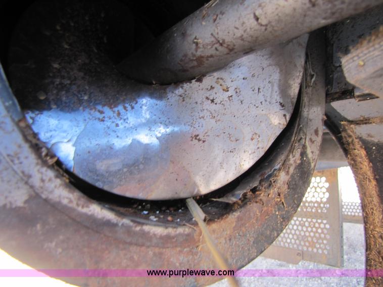 image for item 3498 1998 Gleaner R72 4WD combine