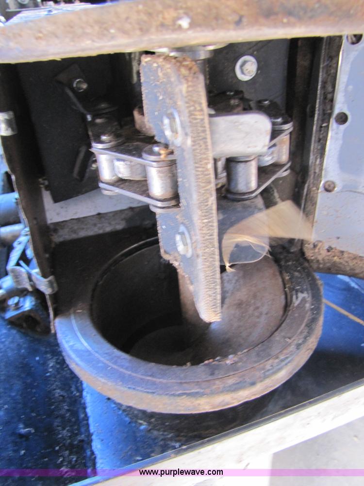 image for item 3498 1998 Gleaner R72 4WD combine