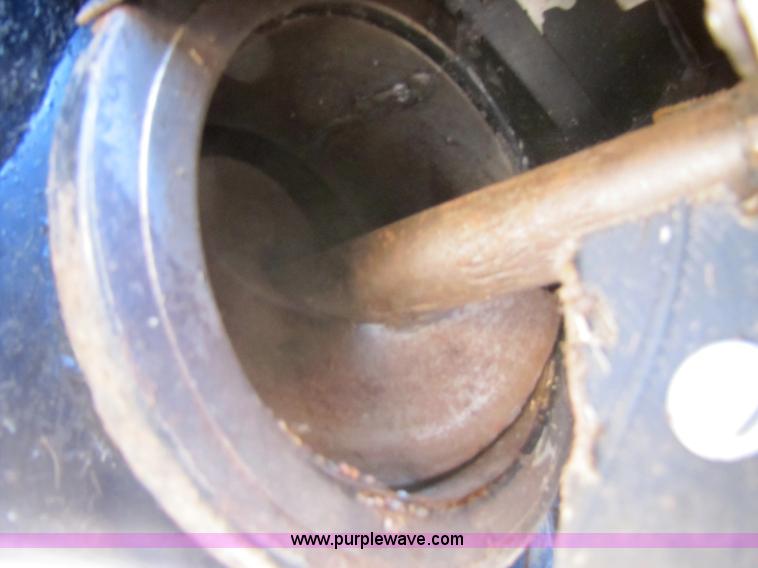 image for item 3498 1998 Gleaner R72 4WD combine