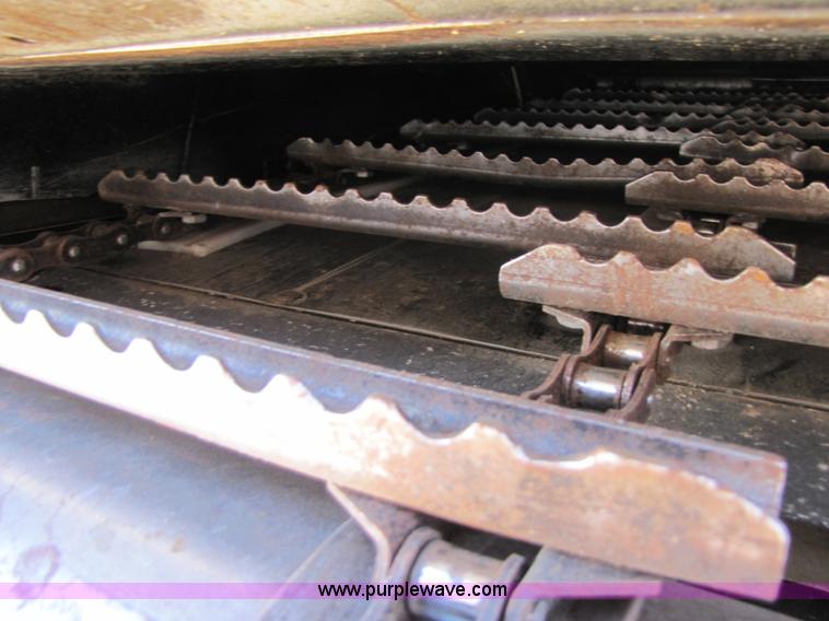 image for item 3498 1998 Gleaner R72 4WD combine