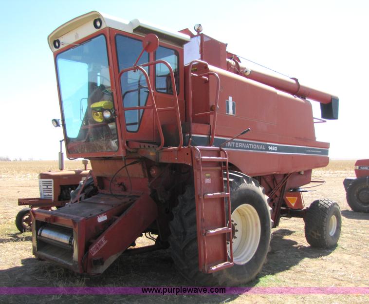 image for item 3513 1980 International 1480 combine