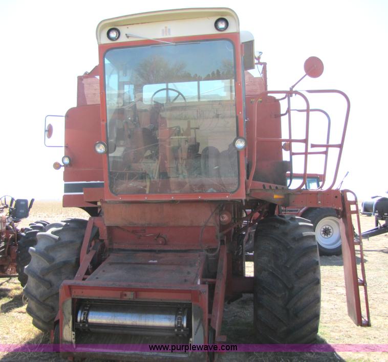 image for item 3513 1980 International 1480 combine