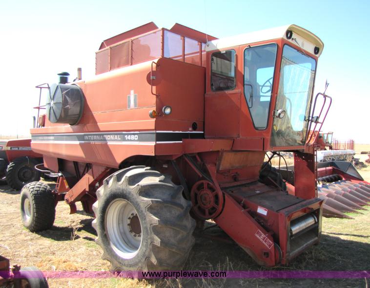 image for item 3513 1980 International 1480 combine