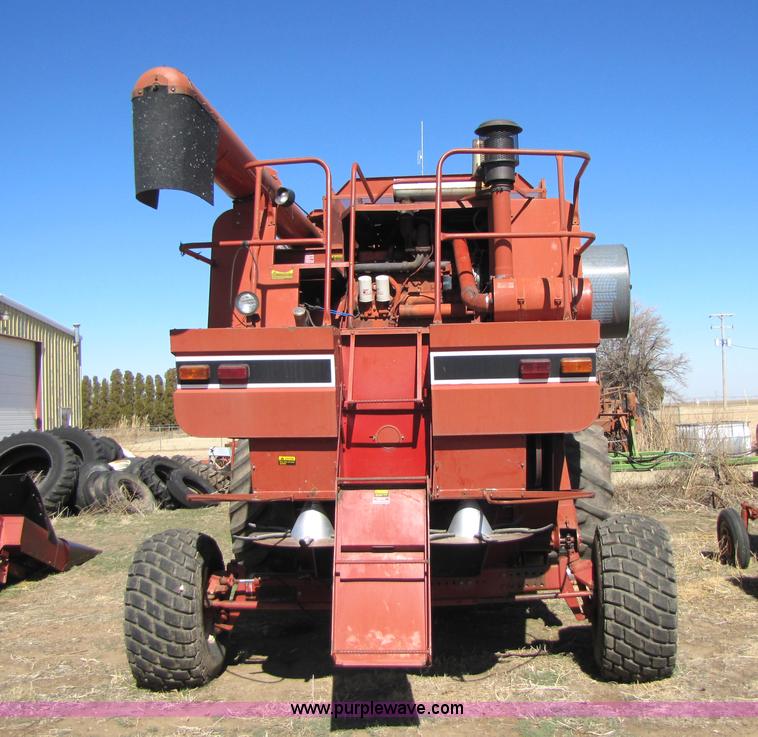 image for item 3513 1980 International 1480 combine