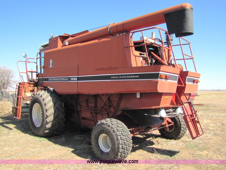 image for item 3513 1980 International 1480 combine