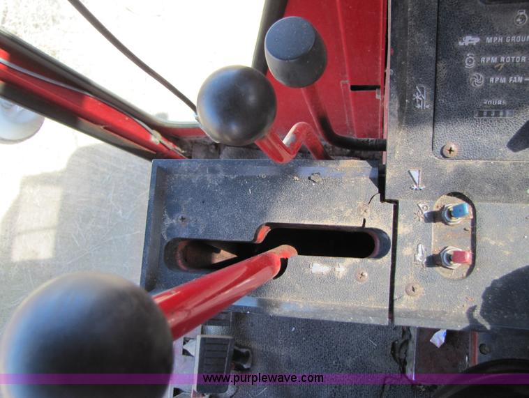 image for item 3513 1980 International 1480 combine