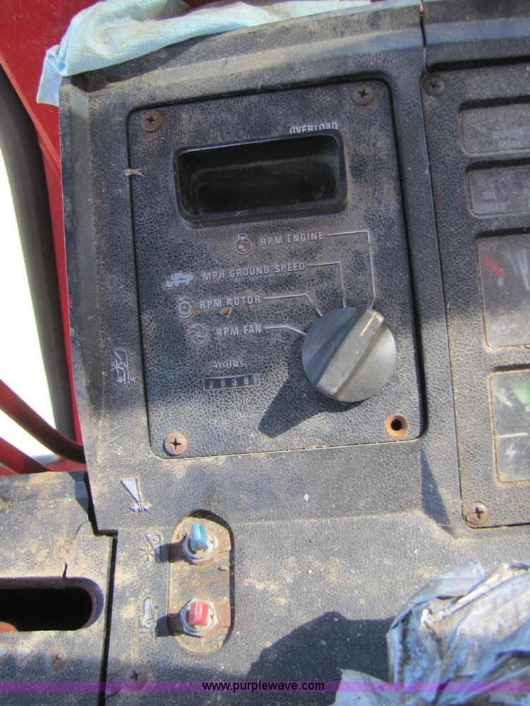 image for item 3513 1980 International 1480 combine