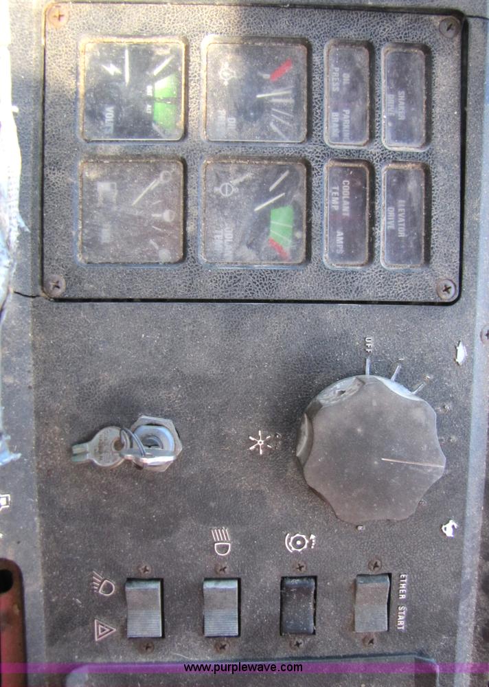 image for item 3513 1980 International 1480 combine