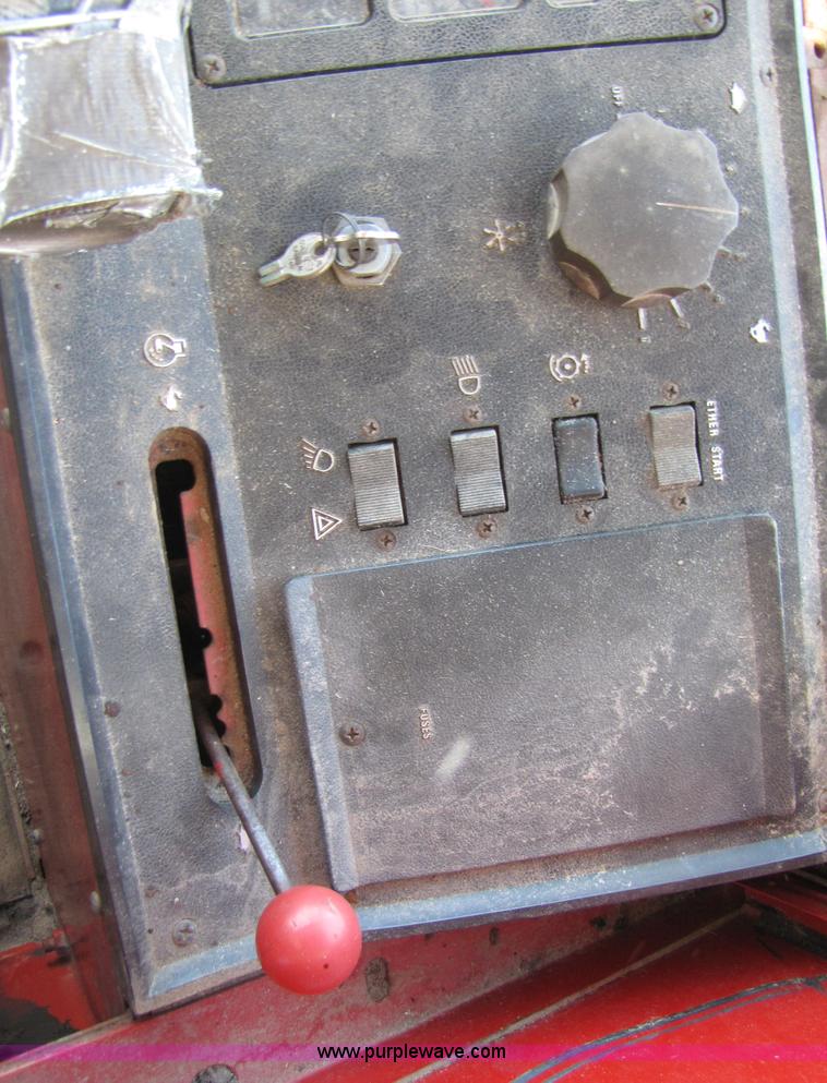 image for item 3513 1980 International 1480 combine