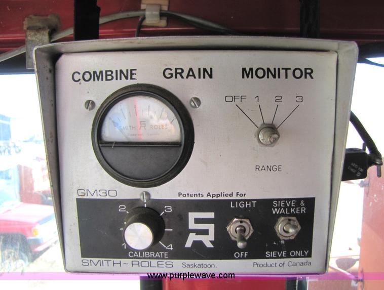 image for item 3513 1980 International 1480 combine