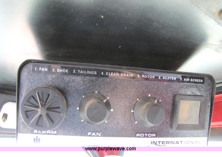 image for item 3513 1980 International 1480 combine