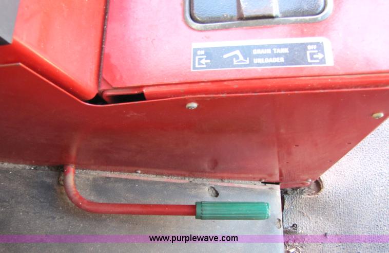 image for item 3513 1980 International 1480 combine