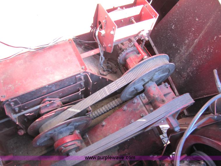 image for item 3513 1980 International 1480 combine