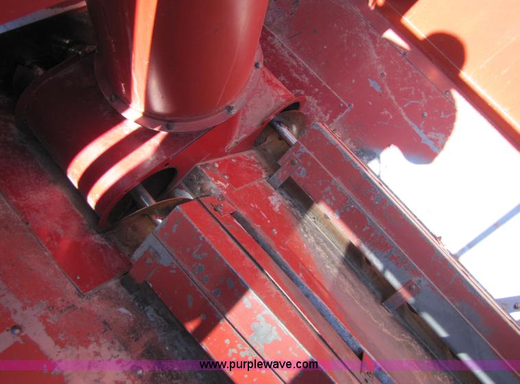 image for item 3513 1980 International 1480 combine