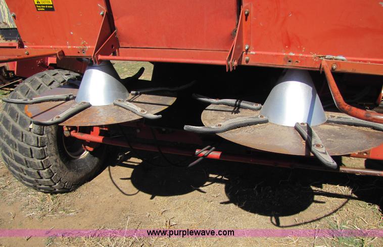 image for item 3513 1980 International 1480 combine