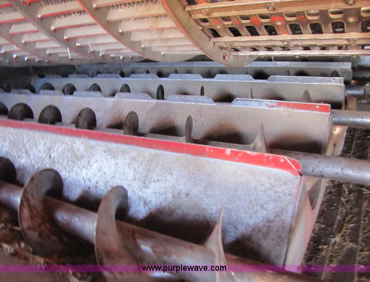 image for item 3513 1980 International 1480 combine