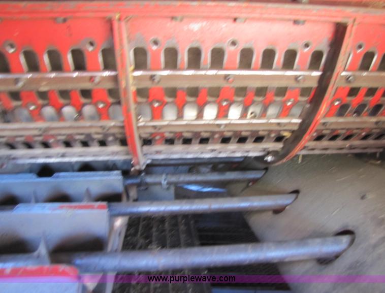 image for item 3513 1980 International 1480 combine