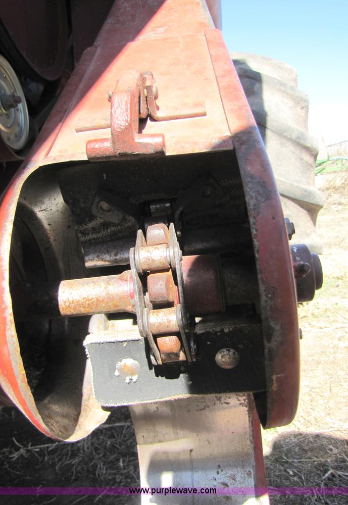 image for item 3513 1980 International 1480 combine