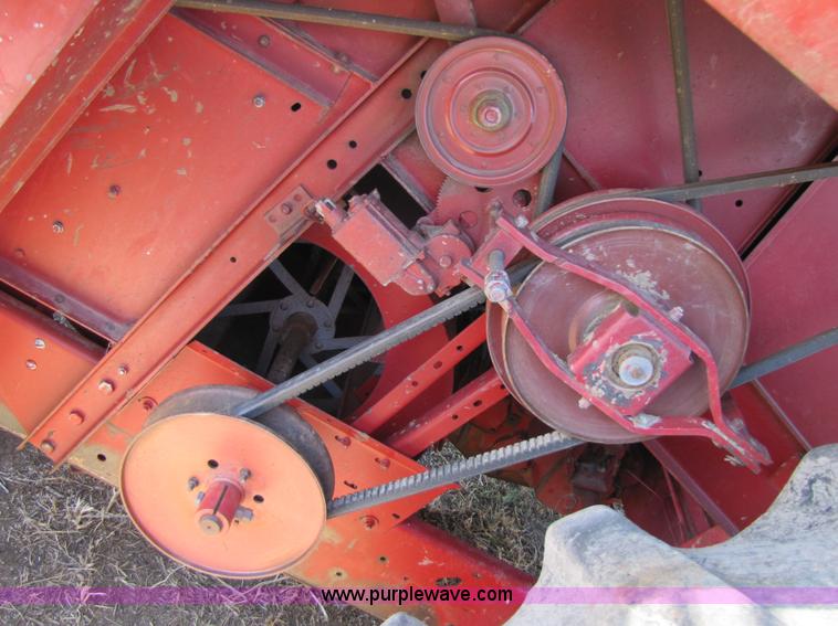 image for item 3513 1980 International 1480 combine