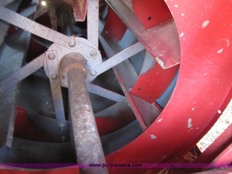 image for item 3513 1980 International 1480 combine