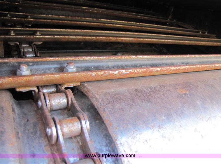 image for item 3513 1980 International 1480 combine