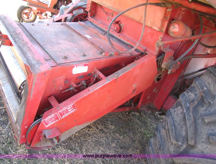 image for item 3513 1980 International 1480 combine