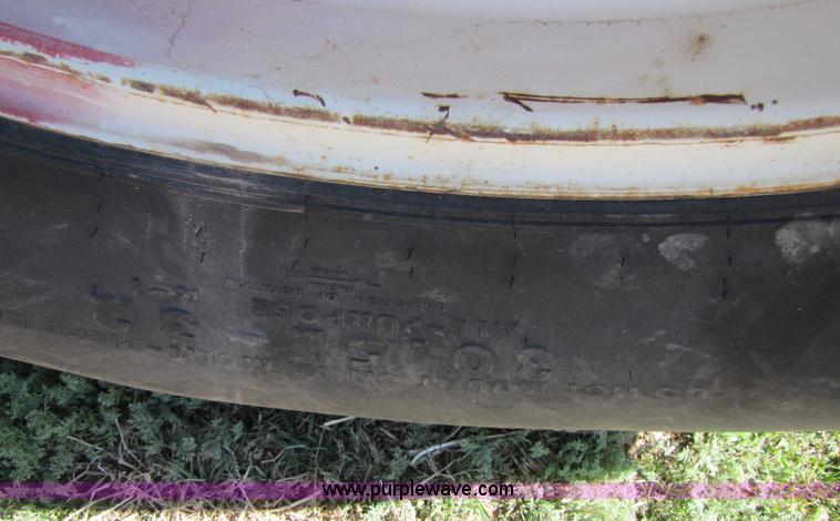 image for item 3513 1980 International 1480 combine