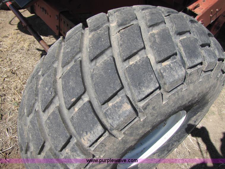 image for item 3513 1980 International 1480 combine