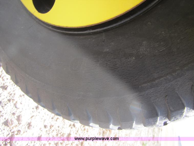 image for item 3519 2009 John Deere 640B pick up forage head