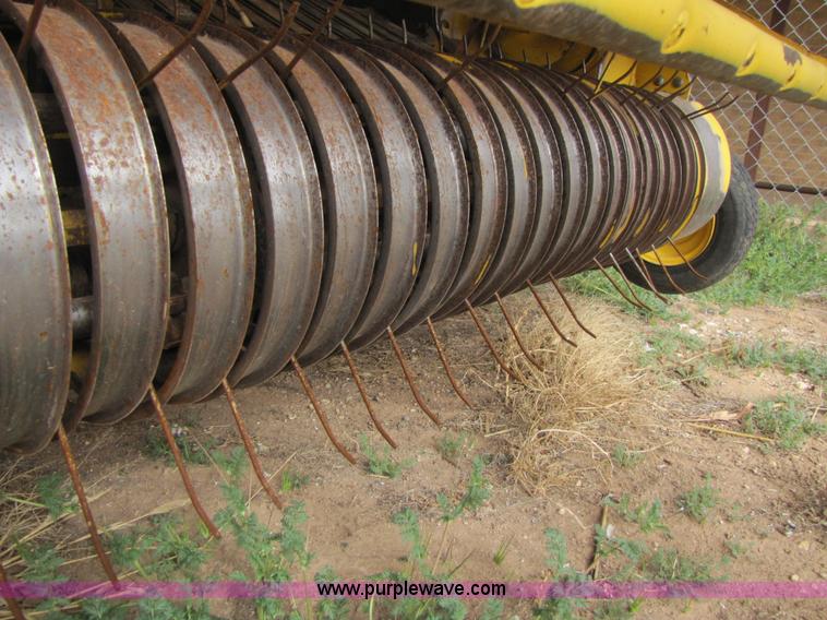 image for item 3520 2003 New Holland BR780 5'x6' round baler