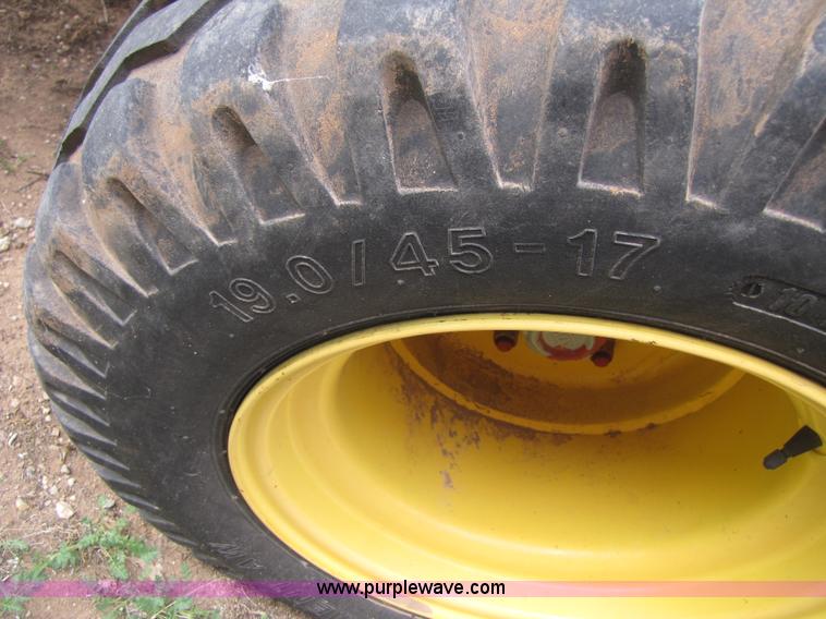 image for item 3520 2003 New Holland BR780 5'x6' round baler