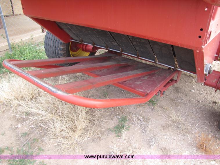 image for item 3520 2003 New Holland BR780 5'x6' round baler