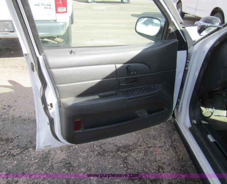 image for item 3208 2004 Ford Crown Victoria Police Interceptor