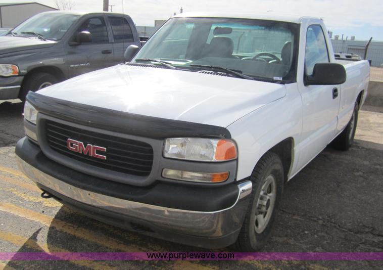image for item 3211 2001 GMC Sierra C1500 pickup truck