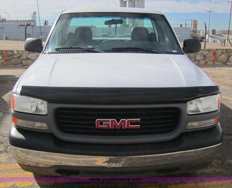 image for item 3211 2001 GMC Sierra C1500 pickup truck