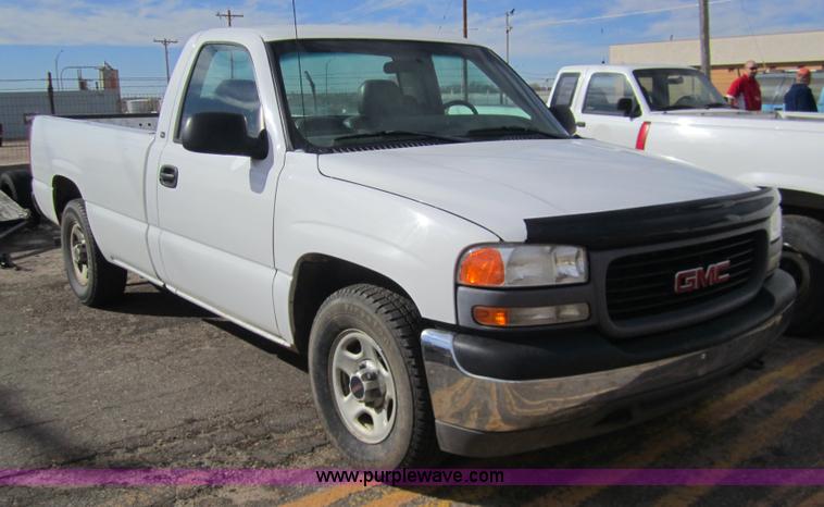 image for item 3211 2001 GMC Sierra C1500 pickup truck