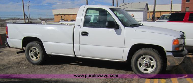 image for item 3211 2001 GMC Sierra C1500 pickup truck