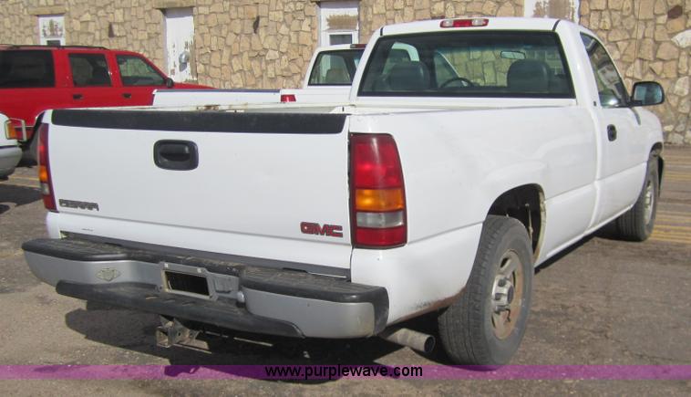 image for item 3211 2001 GMC Sierra C1500 pickup truck