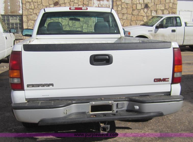 image for item 3211 2001 GMC Sierra C1500 pickup truck