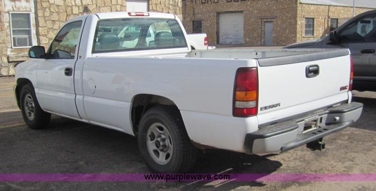 image for item 3211 2001 GMC Sierra C1500 pickup truck