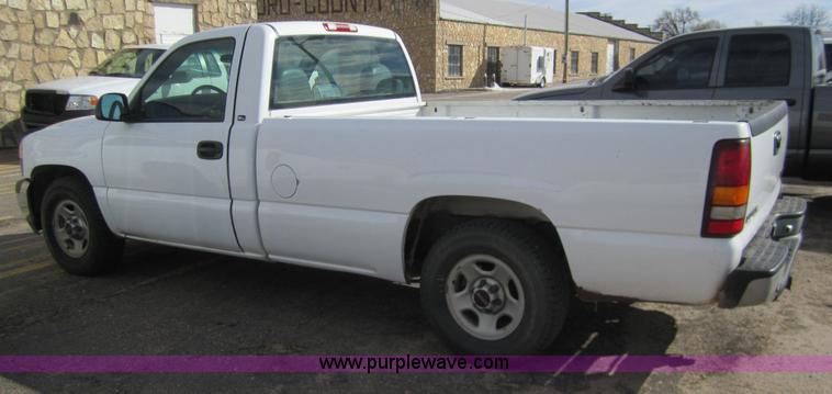 image for item 3211 2001 GMC Sierra C1500 pickup truck