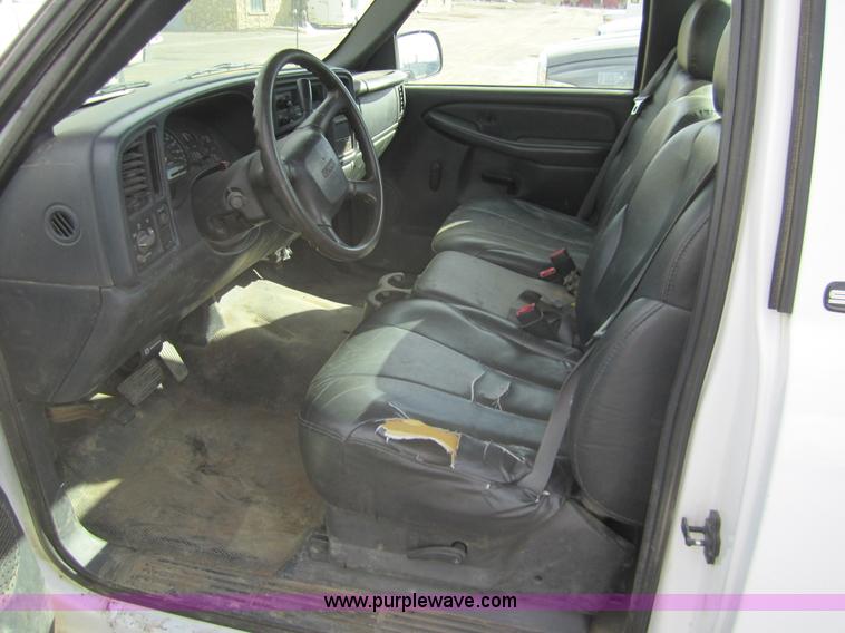 image for item 3211 2001 GMC Sierra C1500 pickup truck