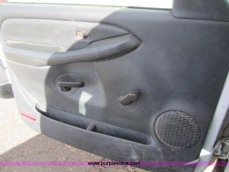 image for item 3211 2001 GMC Sierra C1500 pickup truck