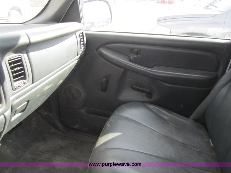 image for item 3211 2001 GMC Sierra C1500 pickup truck