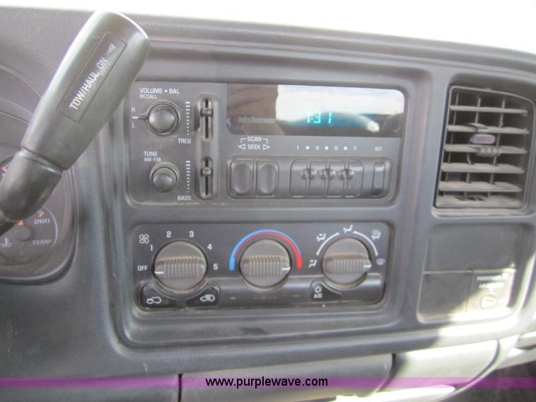 image for item 3211 2001 GMC Sierra C1500 pickup truck