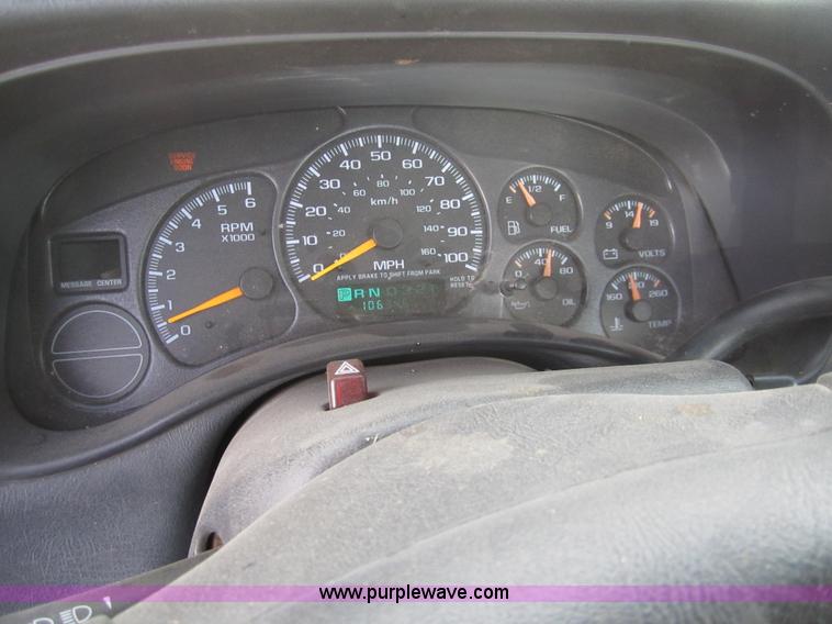 image for item 3211 2001 GMC Sierra C1500 pickup truck