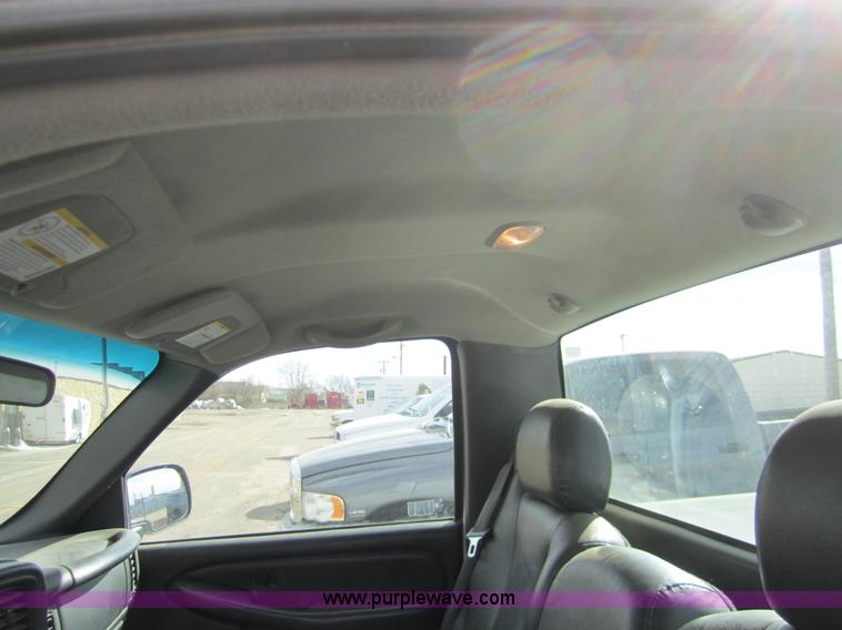 image for item 3211 2001 GMC Sierra C1500 pickup truck